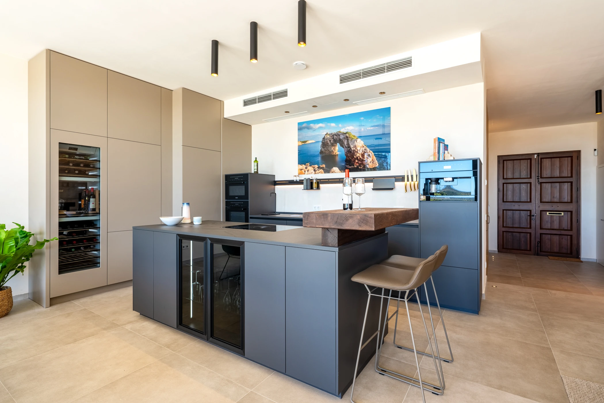 Modern designer kitchen with wine cellar — Townhouse in Ses Salines, Mallorca