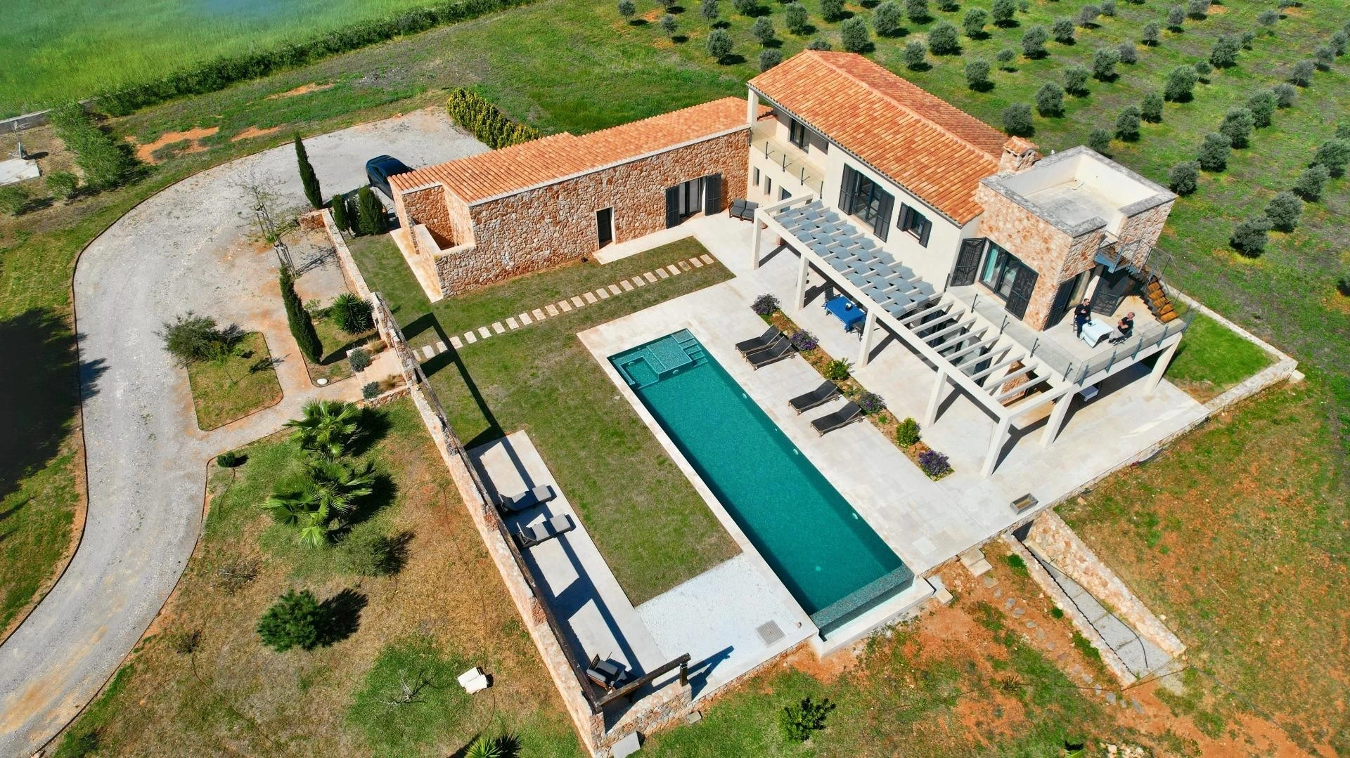 Vista aerea de finca con piscina, terrazas y olivar — Finca exclusiva en Ses Salines, Mallorca