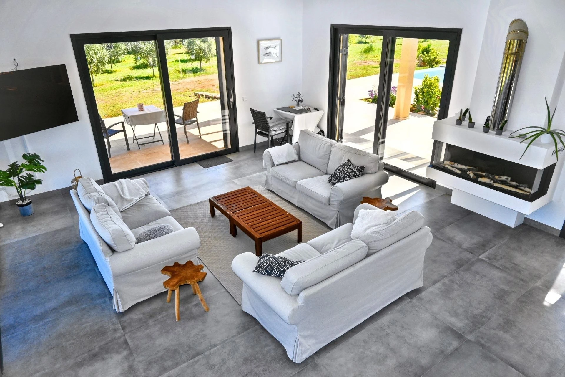 Salon con chimenea y vistas al jardin mediterraneo — Finca de lujo en Ses Salines, Mallorca