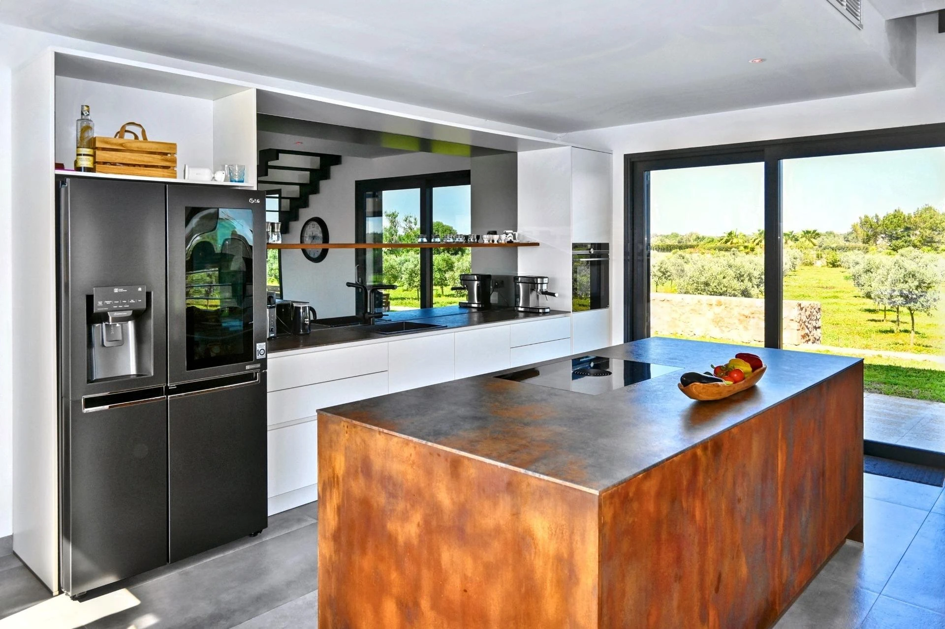 Cocina de diseno con vistas al olivar — Finca de lujo en Ses Salines, Mallorca