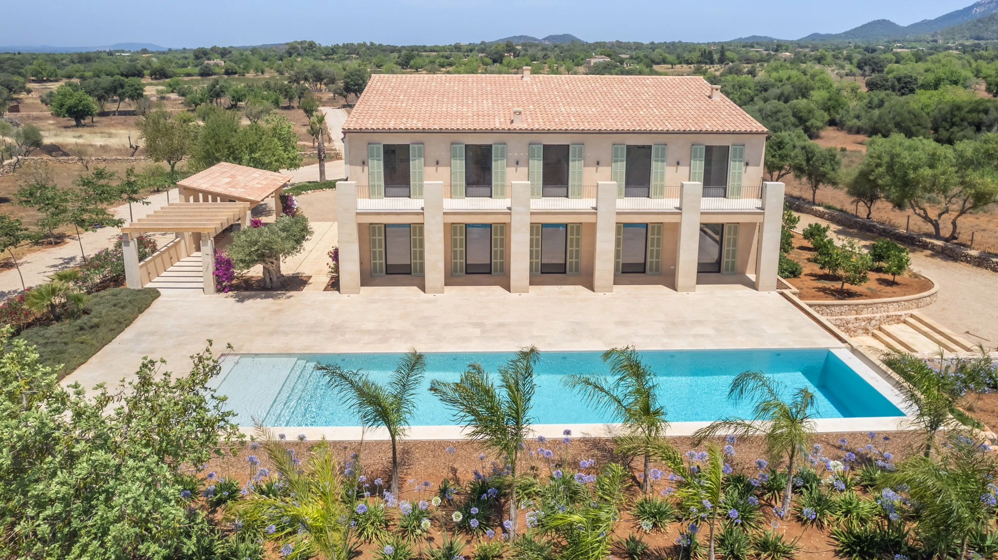 Pool und mediterrane Gärten mit Palmen — Luxus-Finca in Ca's Concos, Mallorca