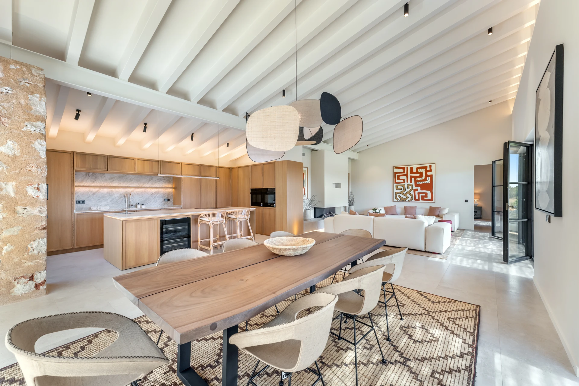 Salón-comedor abierto con cocina de roble — Finca Sa Vinyoleta, Sa Ràpita, Mallorca