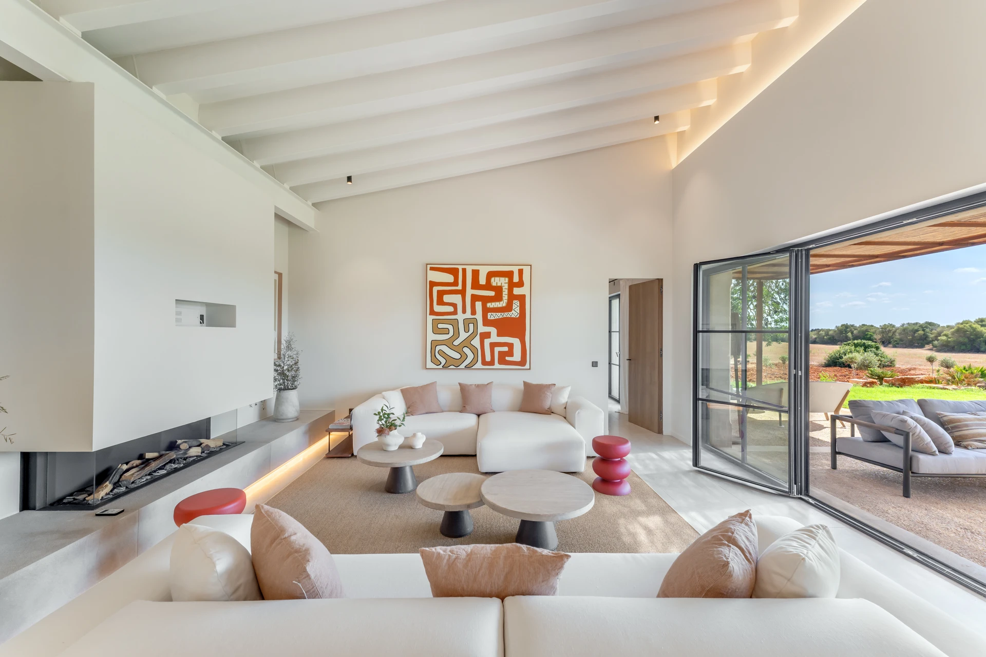 Salón con chimenea y vistas al jardín — Finca Sa Vinyoleta, Sa Ràpita, Mallorca