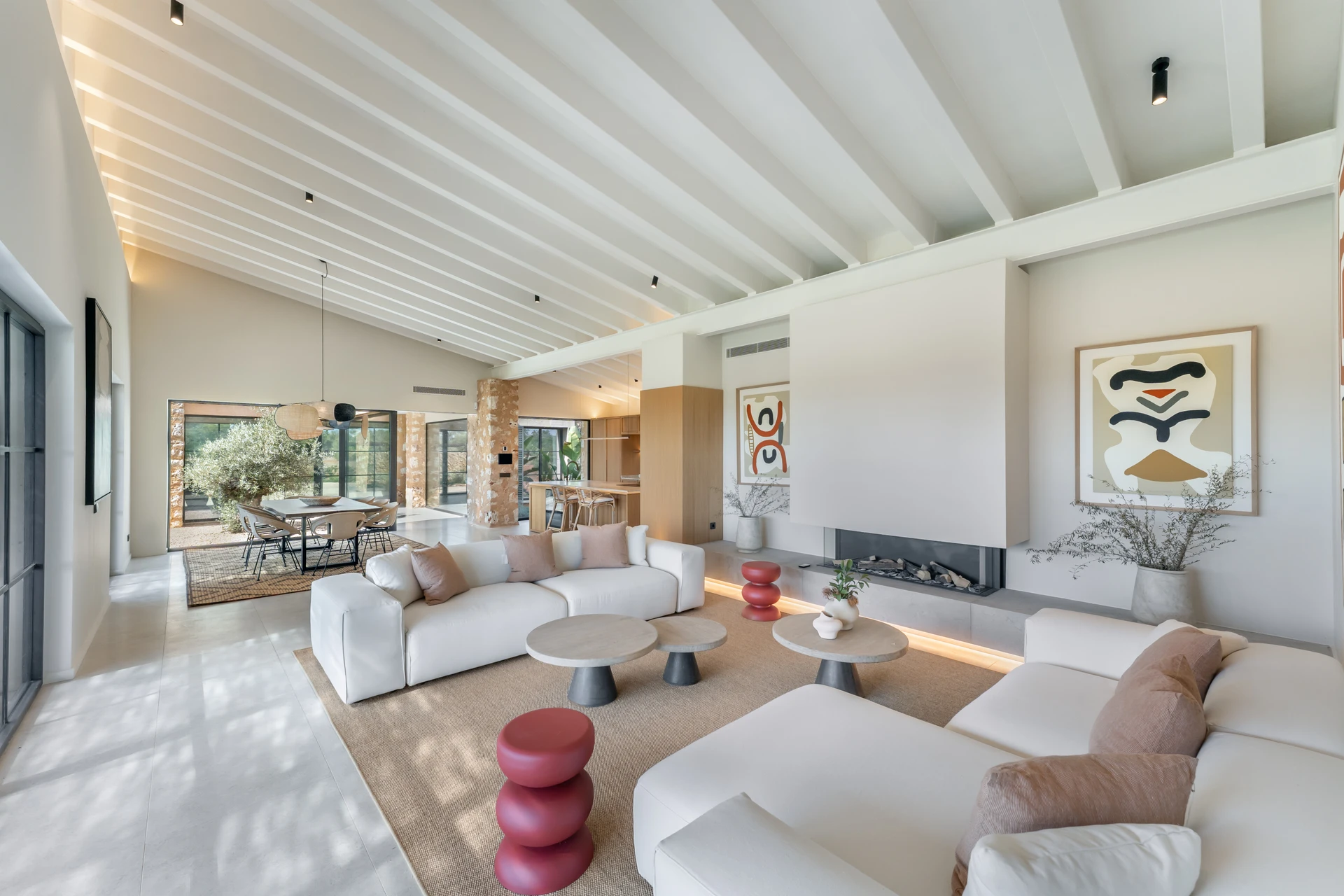 Salón amplio con vigas de madera y chimenea — Finca Sa Vinyoleta, Sa Ràpita, Mallorca